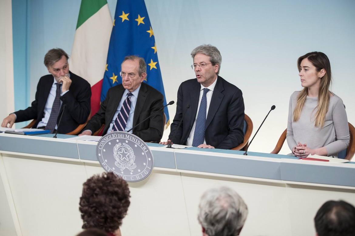 Graziano Delrio, Pier Carlo Padoan, Paolo Gentiloni e Maria Elena Boschi ieri a Palazzo Chigi