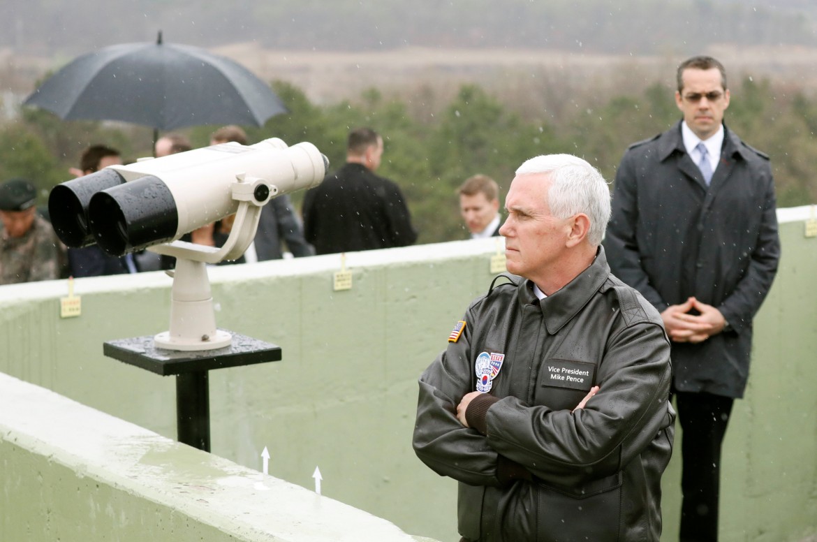 Il vicepresidente Usa Mike Pence in visita ieri in Corea del Sud, scruta la Corea del Nord dal confine «demilitarizzato»