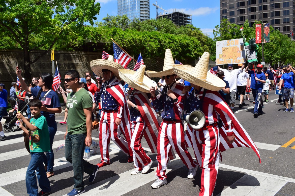 Texas, più di 30 mila persone hanno protestato il 9 aprile a Dallas contro la guerra di Trump agli immigrati
