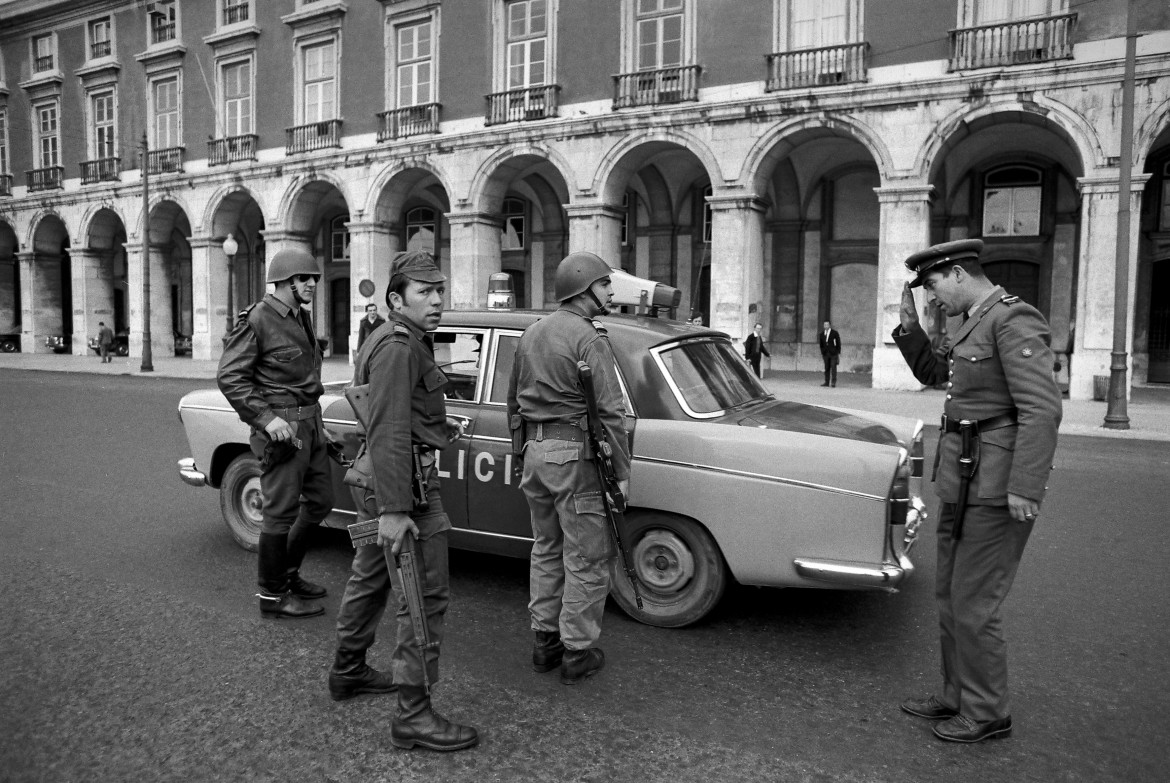 Lisbona, 25 aprile 1974. Al centro il capitano Salgueiro Maia. La foto di Alfredo Cunha è tratta dalla retrospettiva dedicata al fotografo portoghese che si chiude oggi alla Cordoaria Nacional di Lisbona