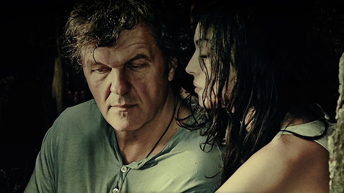 Monica Bellucci En Couple Avec Emir Kusturica La favola sbilenca del Lattaio Kosta e della bella Sposa | il manifesto