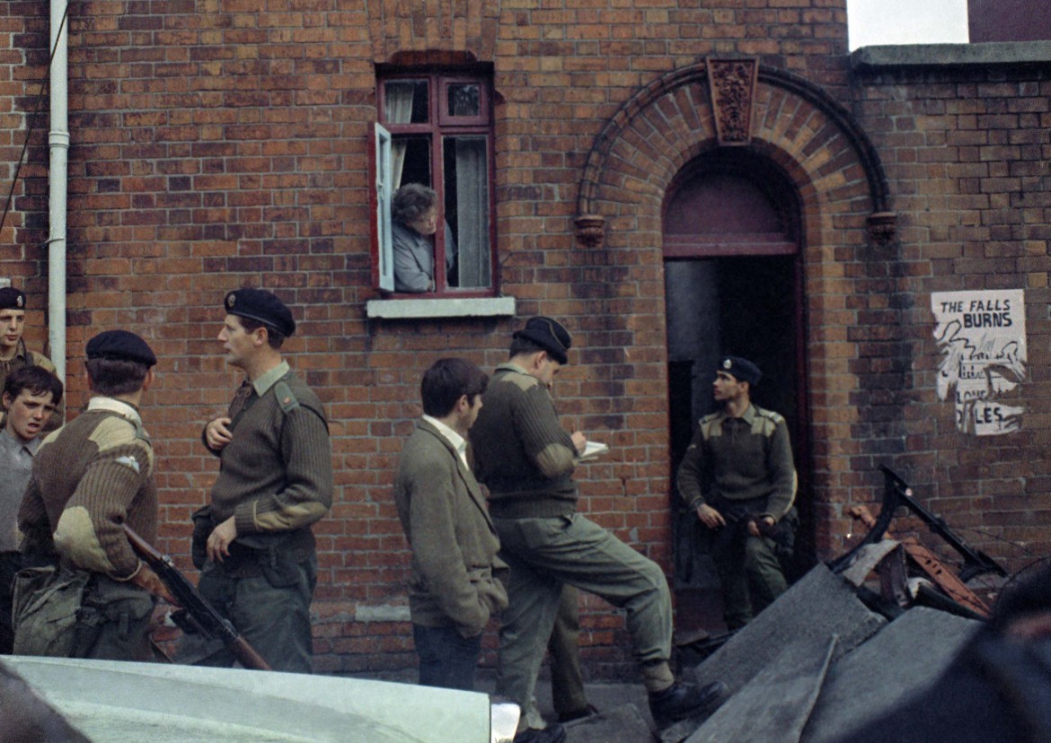 Qui e nella foto in basso soldati inglesi a Belfast durante i disordini del settembre del 1969; nell'immagine in bianco e nero il rilascio di Gerry Conlon, dei Guildford Four