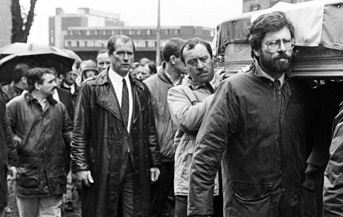 «Freddie» Scappaticci (a sinistra con i baffi) in una foto del 1988 ai funerali di Brendan Davison dell’Ira, Gerry Adams porta la bara. Sotto in un’immagine del 2003
