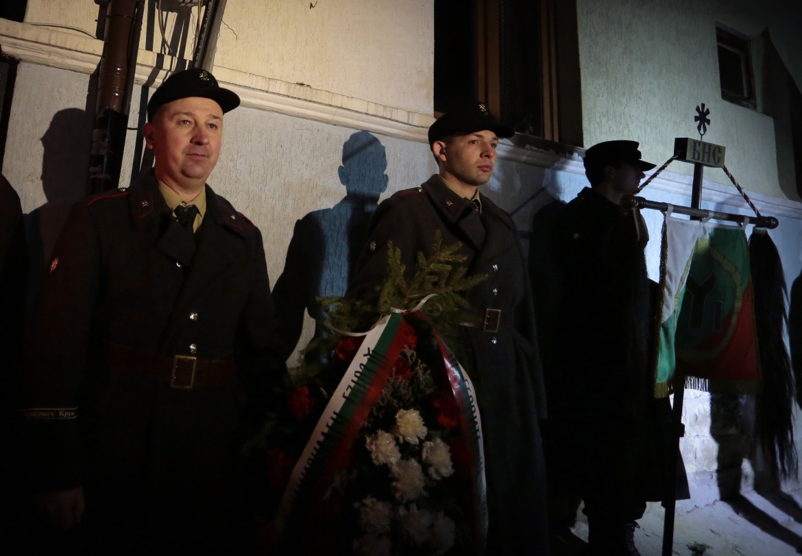 Nazisti bulgari picchettano di fronte alla casa di Hristo Lukov antisemita bulgaro ucciso dai partigiani comunisti nel 1943