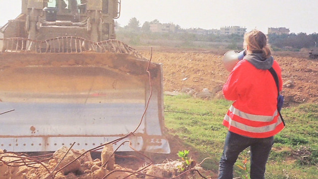 Rachel Corrie a Rafah mentre protesta contro l'abattimento di case di civili palestinesi. 