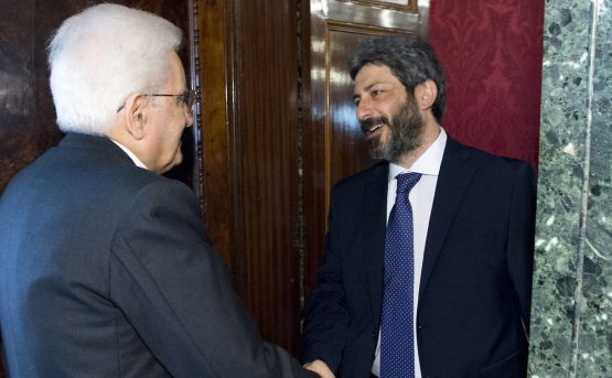 Il presidente della camera Roberto Fico; sotto il capo dello Stato Sergio Mattarella