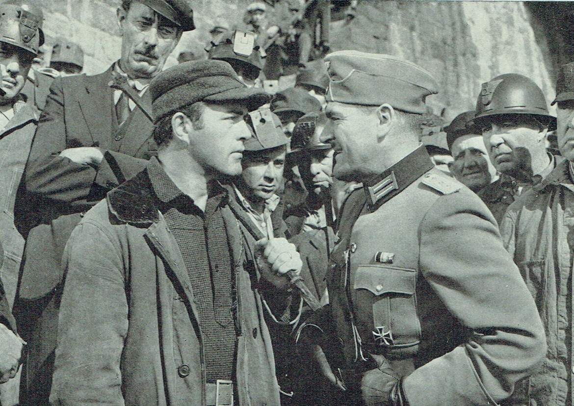 Una scena da «The Moon Is Down», 1943, dal romanzo di Steinbeck, con Cedric Hardwicke e Henry Travers, regia Irving Pichel