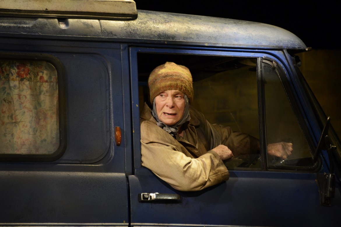 Sara Kestelman in The Lady in the Van di Alan Bennett, adattamento teatrale di Jonathan Church, Theatre Royal Bath, Bath, Inghilterra