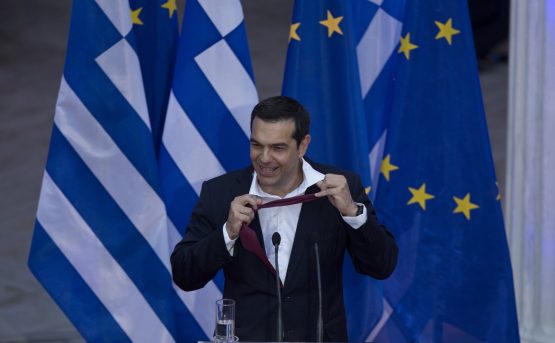 Tsipras si allenta la cravatta messa per per la prima volta per onorare la promessa fatta sull'uscita dal memorandum alla fine del suo discorso al parlamento di Atene