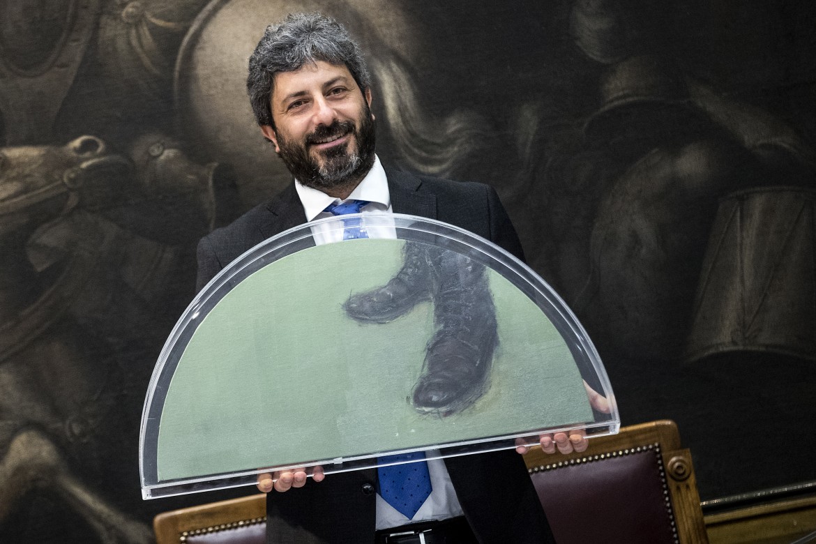 Roberto Fico e il Ventaglio dono della stampa parlamentare, opera della giovane Zahra Vismeh, allieva dell’Accademia di Belle arti di Lecce
