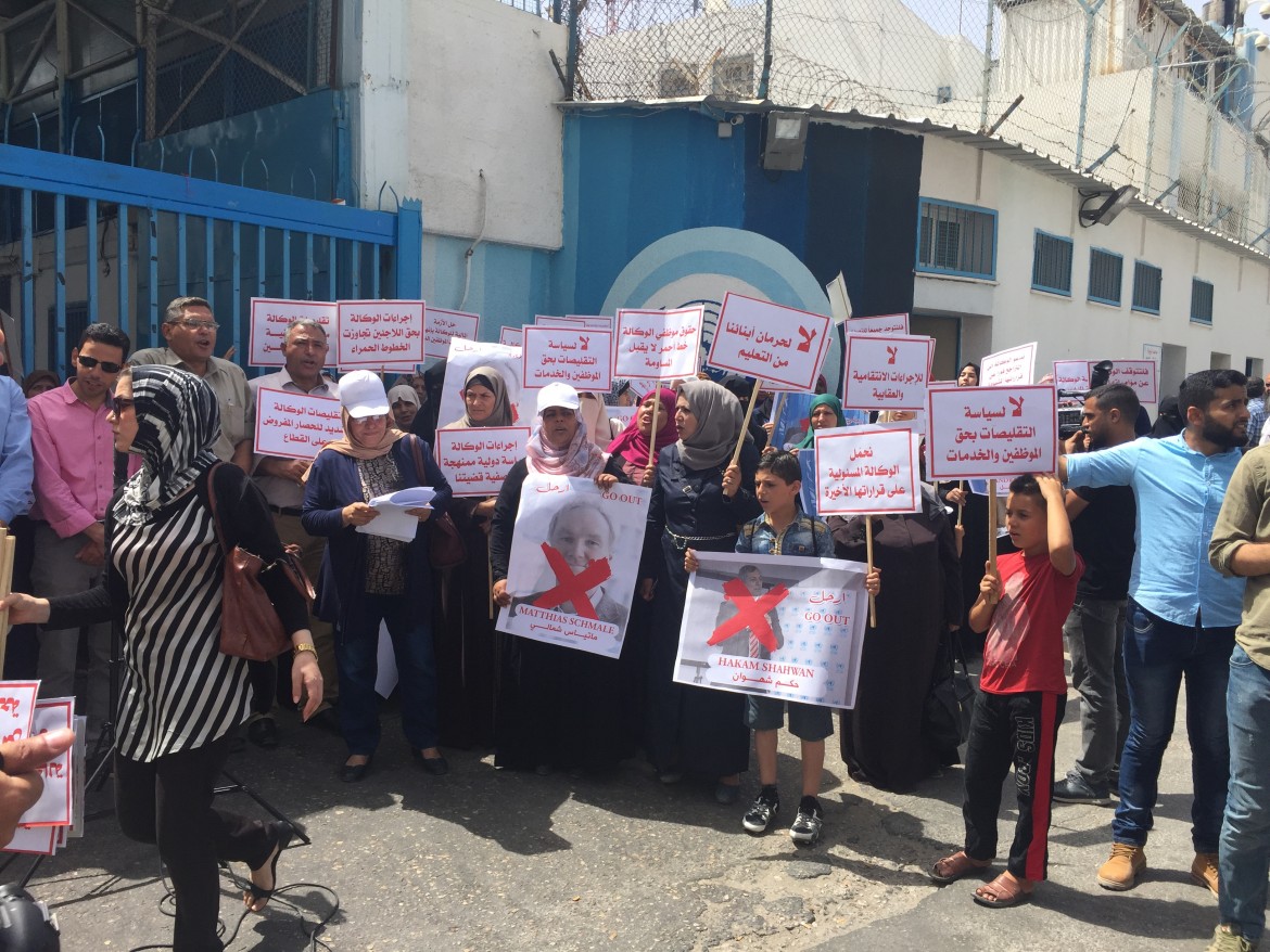 La protesta di ieri a Gaza di fronte agli uffici dell’agenzia Onu per i rifugiati palestinesi Unrwa