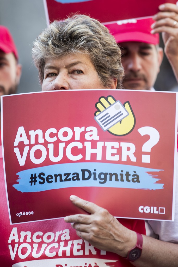 Roma, flash mob di protesta contro i voucher nel