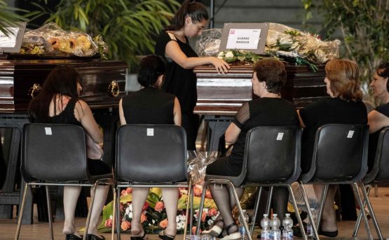 Genova, la camera ardente per le vittime del ponte crollato, sotto il disegno di Kristel e le prime case assegnate agli sfollati