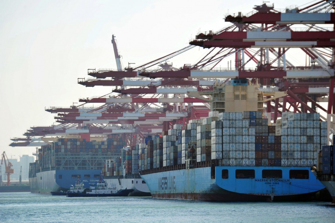 Operazioni di carico dei cargo porta container nel porto di Qingdao, nella provincia cinese di Shandong