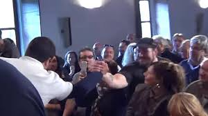 Matteo Salvini stringe la mano a Luca Traini, la foto è del 2015, in seguito il candidato della Lega alle elezioni comunali del 2017 è stato autore di un raid razzista armato a Macerata quest'anno