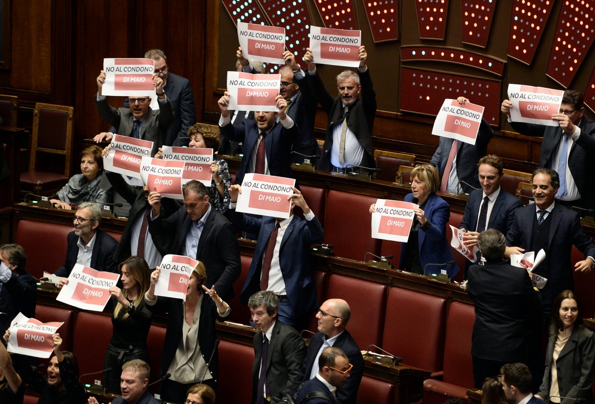 Un altro condono in mille giorni di governo Un altro condono in mille giorni di governo