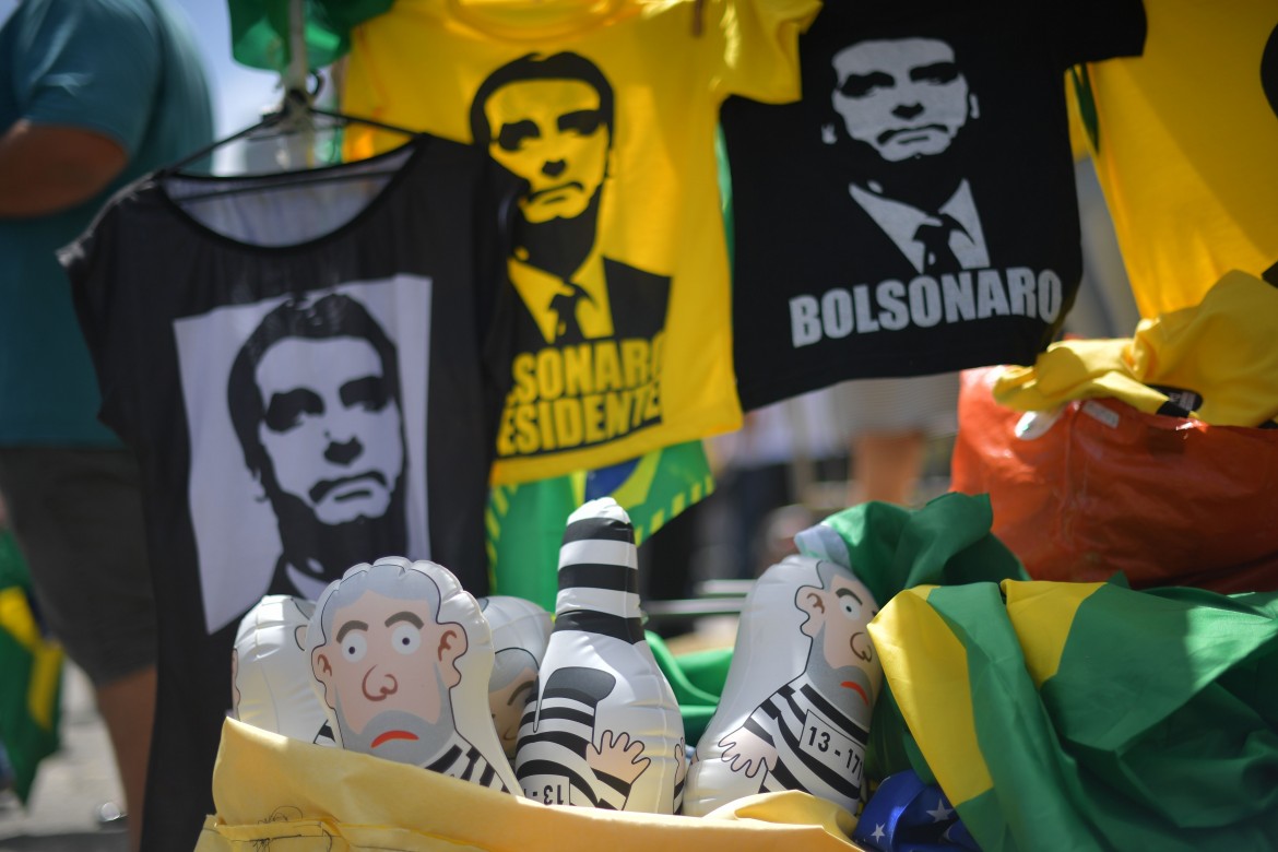 T-Shirt Bolsonaro e pupazzi di Lula galeotto, i gadget elettorali preferiti dai fan del neo presidente brasiliano
