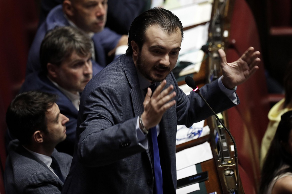 Lo scontro tra i partiti. Con parentesi notturna