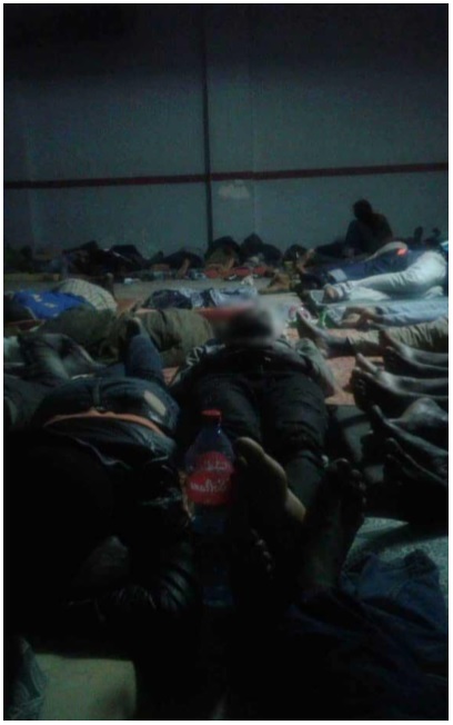 Persone ammassate nel seminterrato del commissionato di Tangeri in una foto dell'Associazione Gadem (Gruppo antirazzista di difesa di stranieri e migranti)