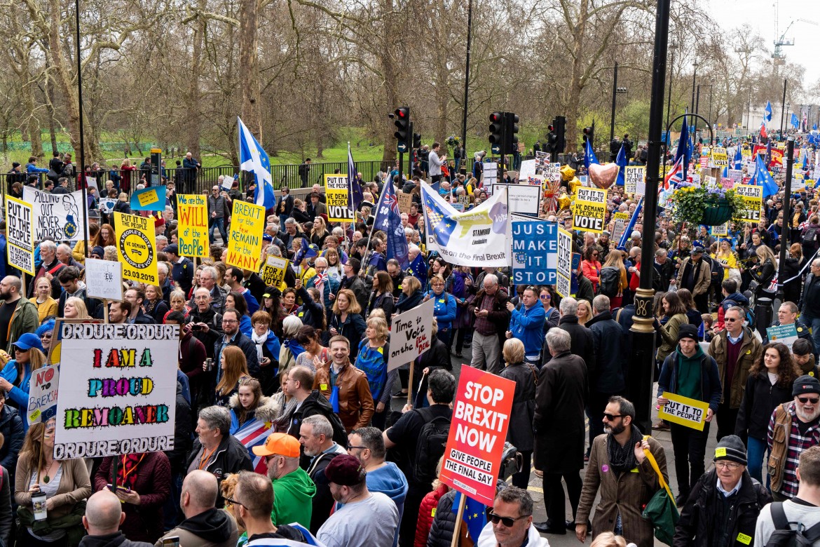 Bandiere europee a Londra alla marcia della campagna pro-Ue People's Vote