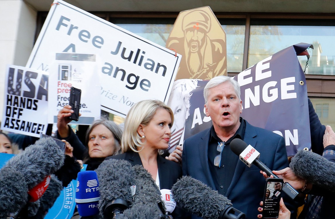 Lâ€™editor in chief di WikiLeaks Kristinn Hrafnsson (a destra) e lâ€™avvocata Jennifer Robinson alla Westminster Magistrates Court di Londra 