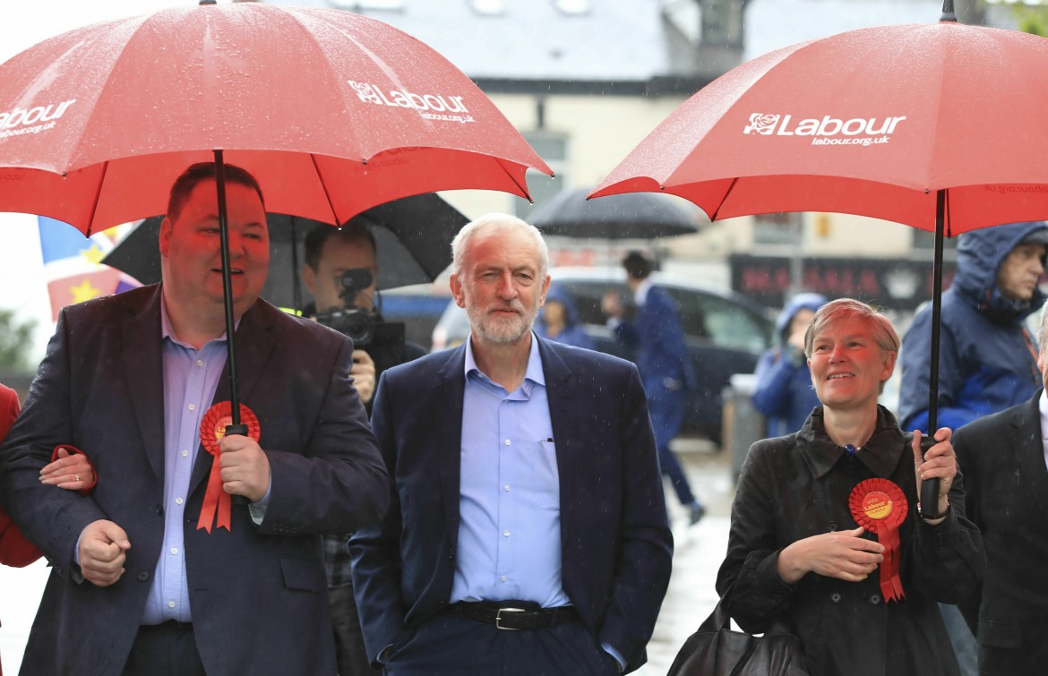 Jeremy Corbyn; in basso Theresa May al seggio di Maidenhead con il marito Philip  