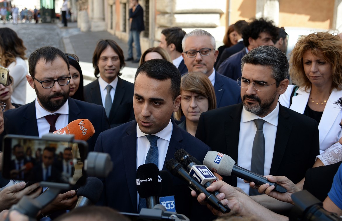 Il vicepresidente Luigi Di Maio fuori dal senato dopo il terzo sì alla riforma costituzionale che prevede il taglio dei parlamentari