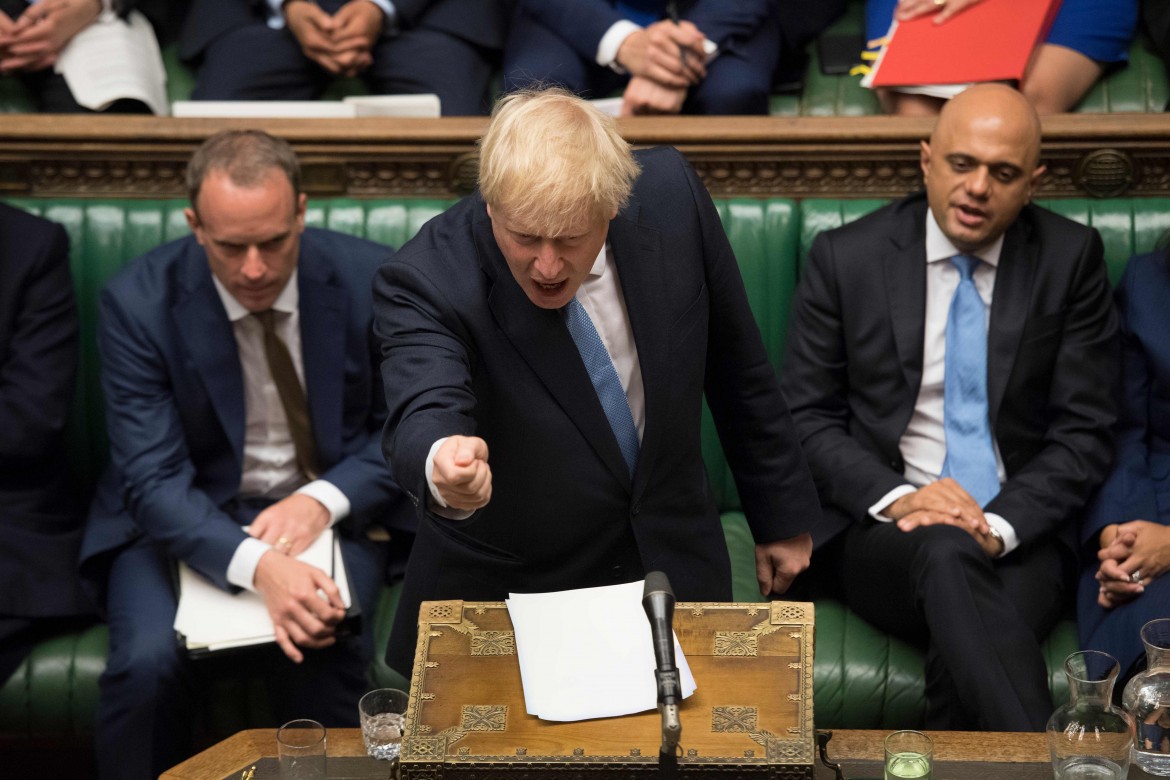 Un esagitato Boris Johnson durante il discorso d’esordio come primo ministro