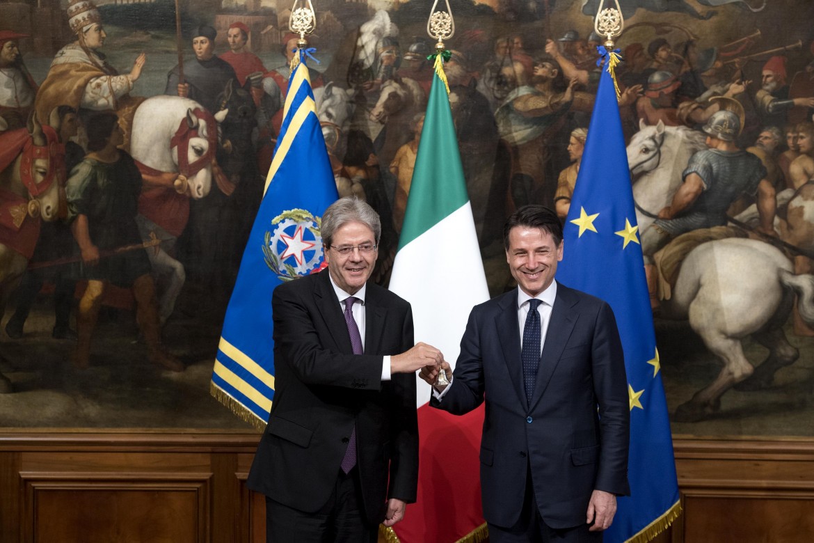 Il commissario europeo all'Economia Paolo Gentiloni e il presidente del Consiglio Giuseppe Conte