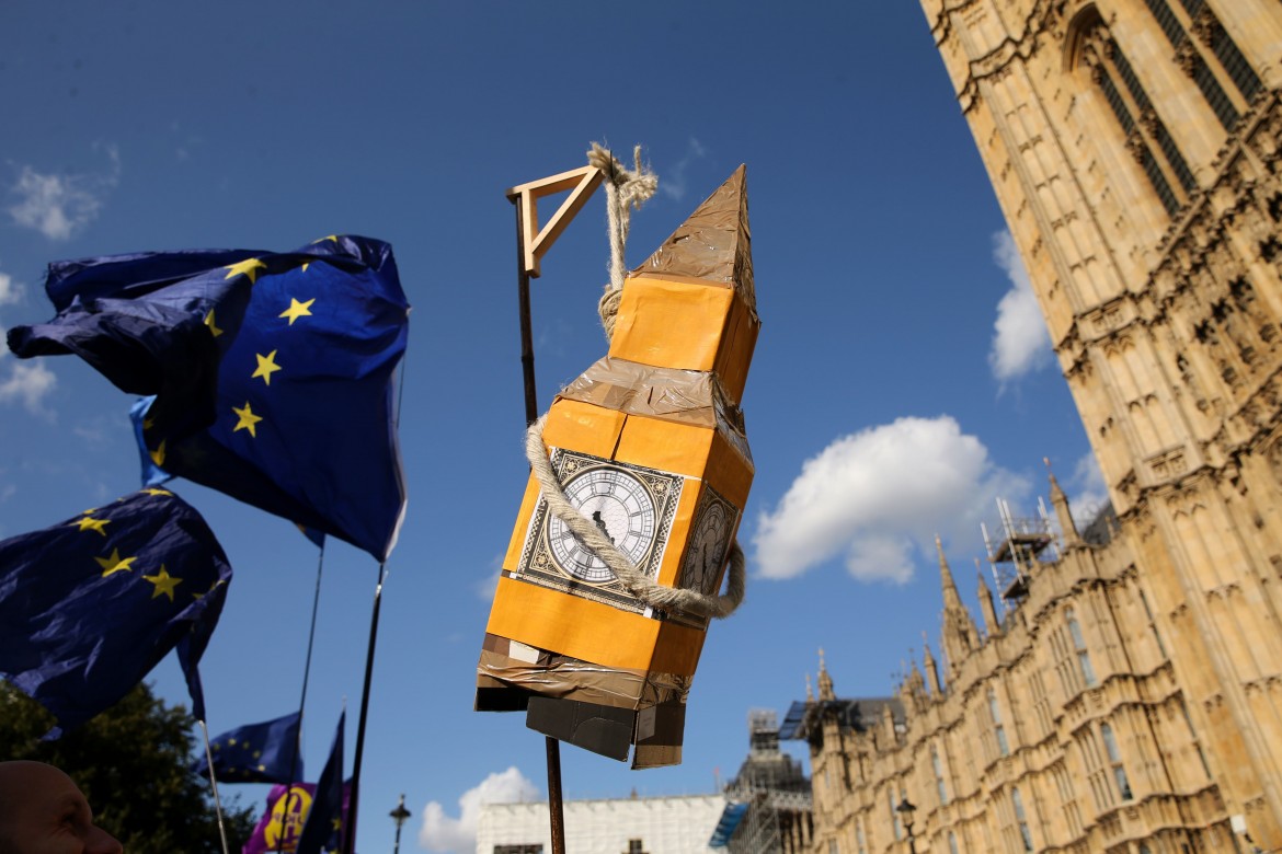 Londra, manifestazione davanti a Westminster; in basso lo speaker della camera John Bercow 