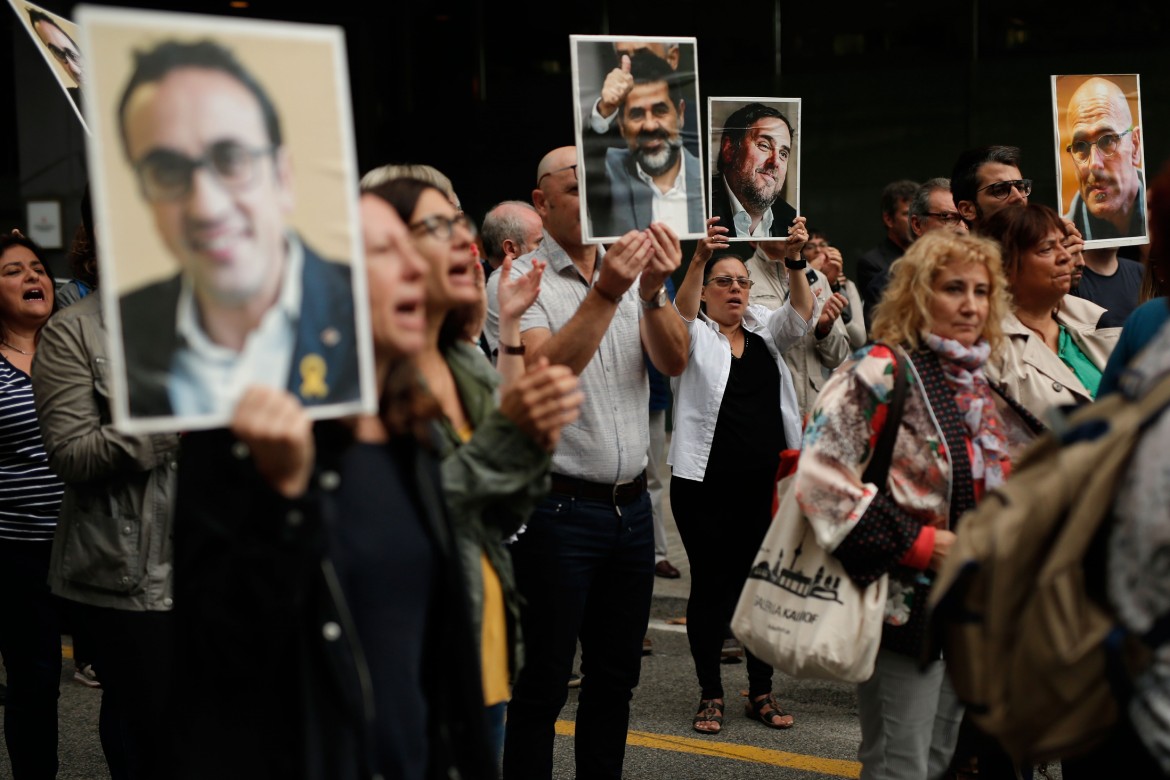 Barcellona, protesta contro le condanne agli indipendentisti; in basso la concentrazione convocata da «Tsunami democratico» all’aeroporto di Barcellona