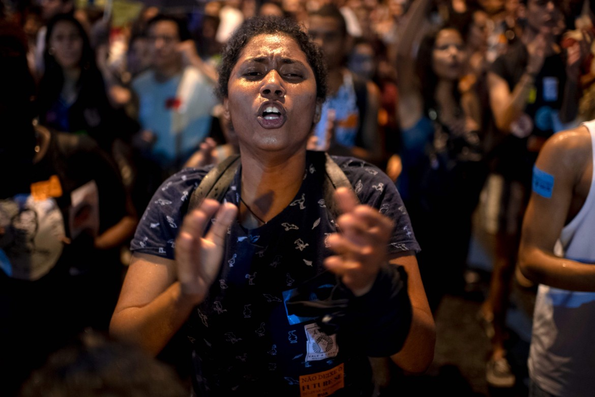 Rio de Janeiro, manifestazione contro i tagli all'educazione decisi dal governo Bolsonaro