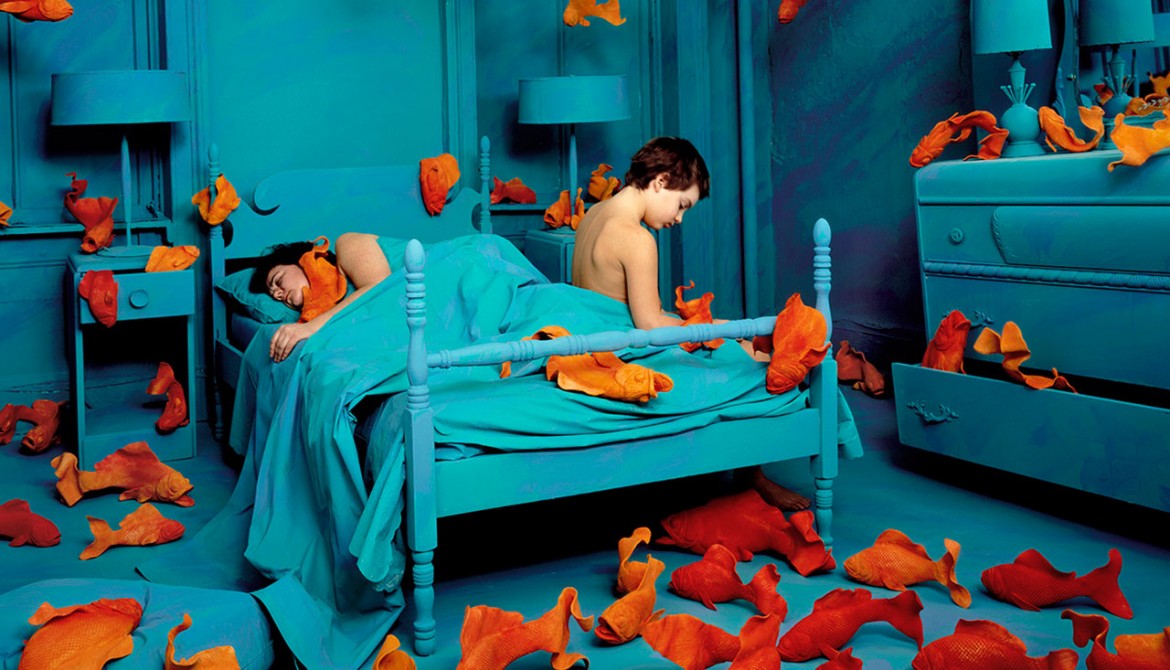 «La vendetta del pesce rosso», dalla mostra «Sandy Skoglund. Visioni Ibride» che si è svolta al Centro Italiano per la Fotografia di Torino