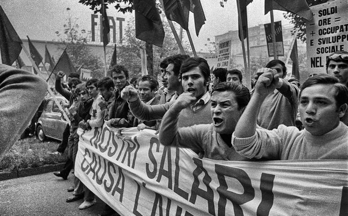 1969, gli operai della Mirafiori in corso Unione Sovietica; in basso piazza San Carlo durante il comizio dei leader sindacali