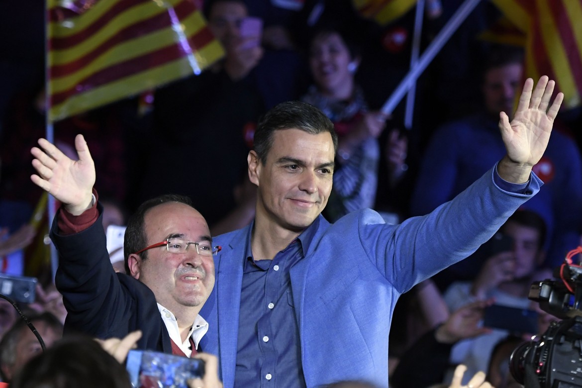 Sánchez chiude la campagna a Barcellona con il segretario dei socialisti catalani Miquel Iceta