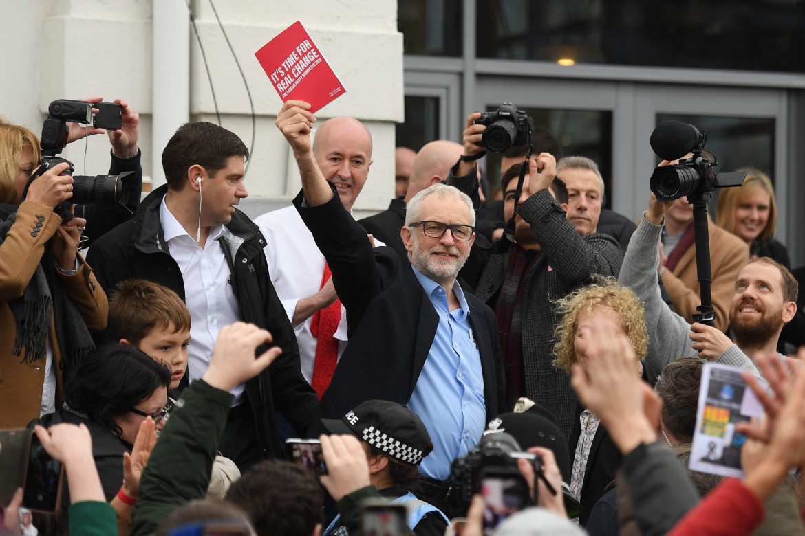 Jeremy Corbyn in campagna elettorale a Swansea, nel sud del Galles