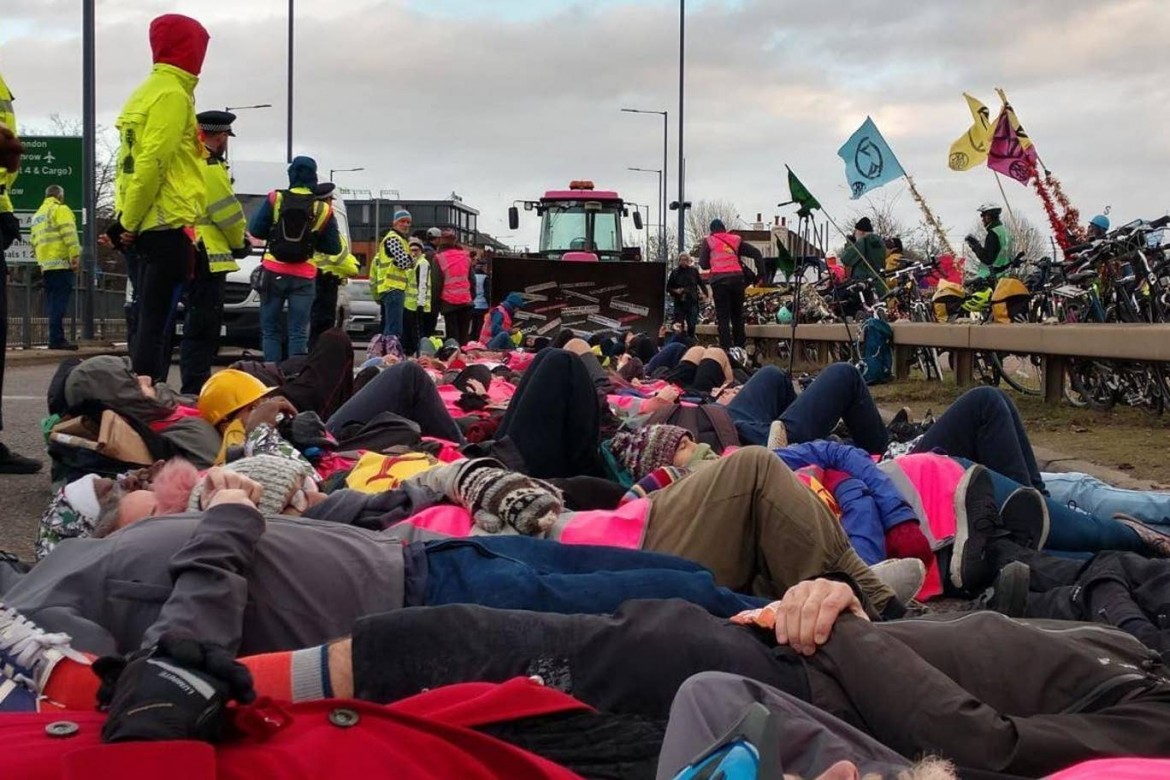 Azione di protesta di Extinction Rebellion all’aeroporto di Heathrow a Londra