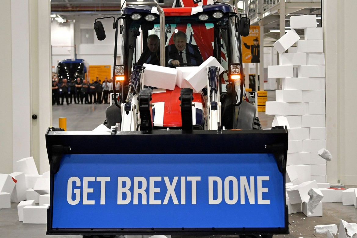 Boris Johnson sulla ruspa durante la campagna elettorale