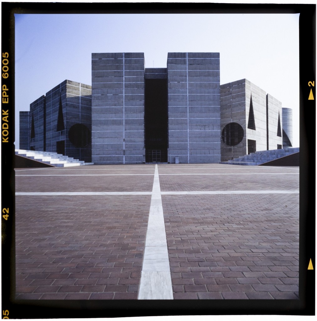 Louis Kahn, Sher-e-Bangla Nagar, National Capital, Dacca, Bangladesh: lo scatto è di Roberto Schezen, 2001 circa. Courtesy Fondazione MAXXI