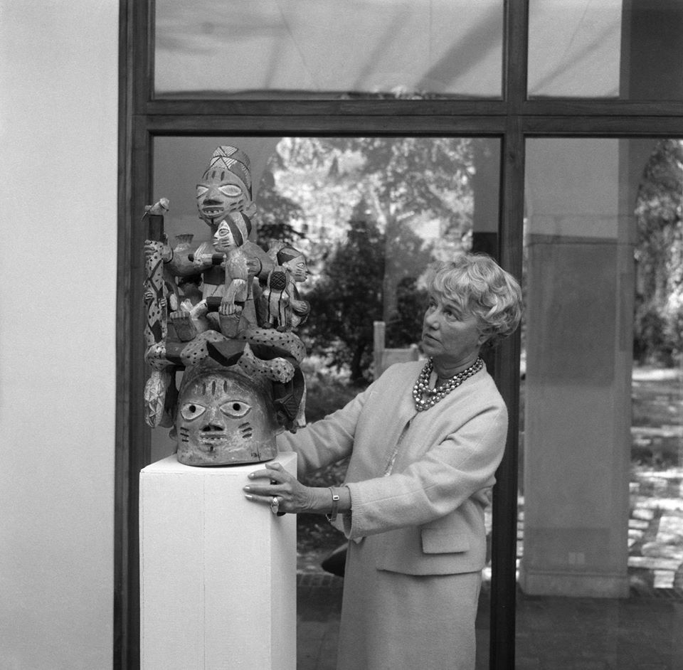 Peggy Guggenheim e un copricapo Ago Egungun, XX secolo, foto Archivio Cameraphoto Epoche, The Solomon R. Guggenheim Foundation