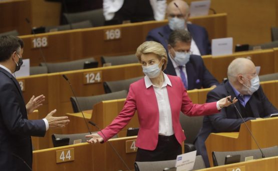 La presidente della Commissione Ue Ursula Von Der Leyen al Parlamento Europeo La presidente della Commissione Ue Ursula Von Der Leyen al Parlamento Europeo