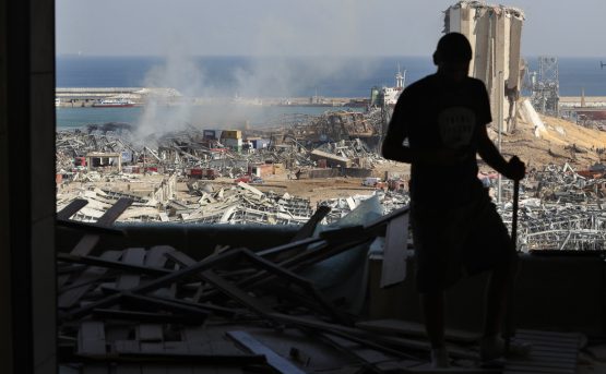 Larea del porto di Beirut vista dallinterno di un appartamento semi distrutto Larea del porto di Beirut vista dallinterno di un appartamento semi distrutto