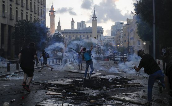 Due fasi della protesta di ieri pioggia di lacrimogeni e ministero degli Esteri occupato Due fasi della protesta di ieri pioggia di lacrimogeni e ministero degli Esteri occupato