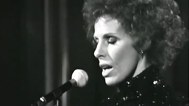 Ornella Vanoni, la camera ardente al Piccolo teatro Ornella Vanoni, la camera ardente al Piccolo teatro