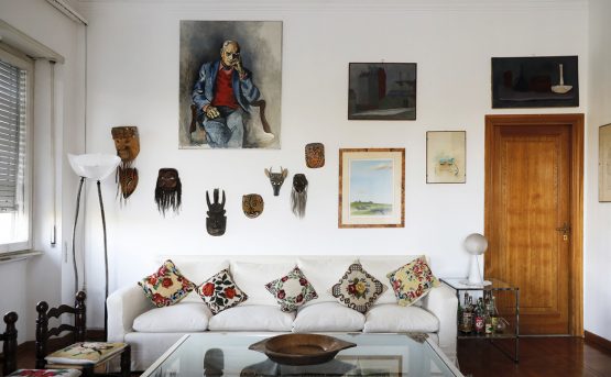 Moravia a casa con gli artisti amici le maschere e il tavolo asimmetrico di Schadhauser