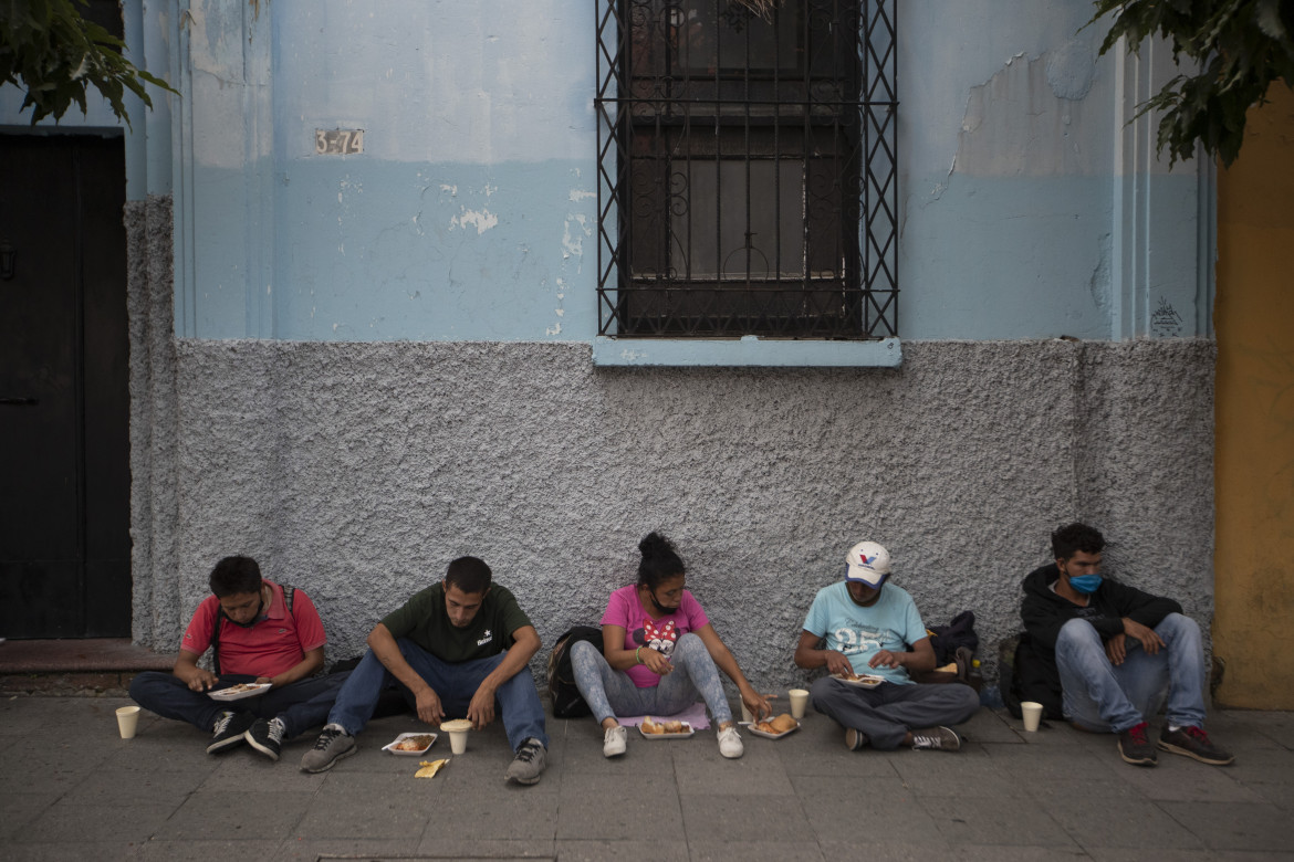 La mensa informale della Olla Comunitaria che ha funzionato per 5 mesi di fronte al bar Rayuela di Città del Guatemala