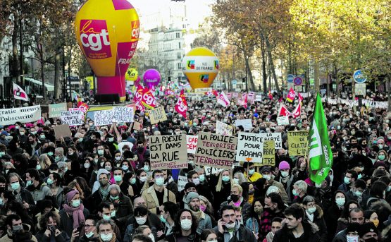 Tutta la Francia en marche ma contro il governo Macron Tutta la Francia en marche ma contro il governo Macron