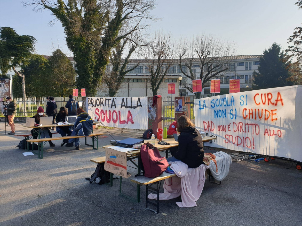 Le Superiori Rientrano A Meta In Quattro Regioni Gli Studenti Sciopero Della Dad Il Manifesto