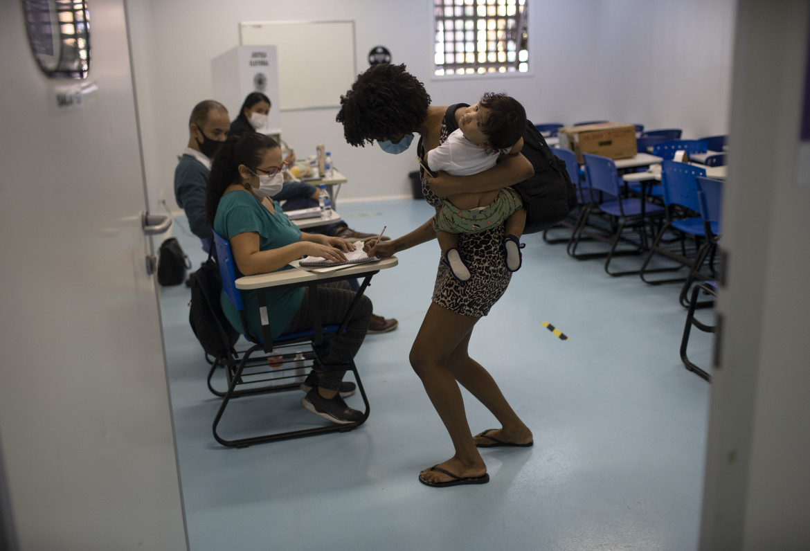 Domenica 15 novembre 2020. La registrazione in un seggio elettorale della Rocinha, la più grande favela di Rio de Janeiro