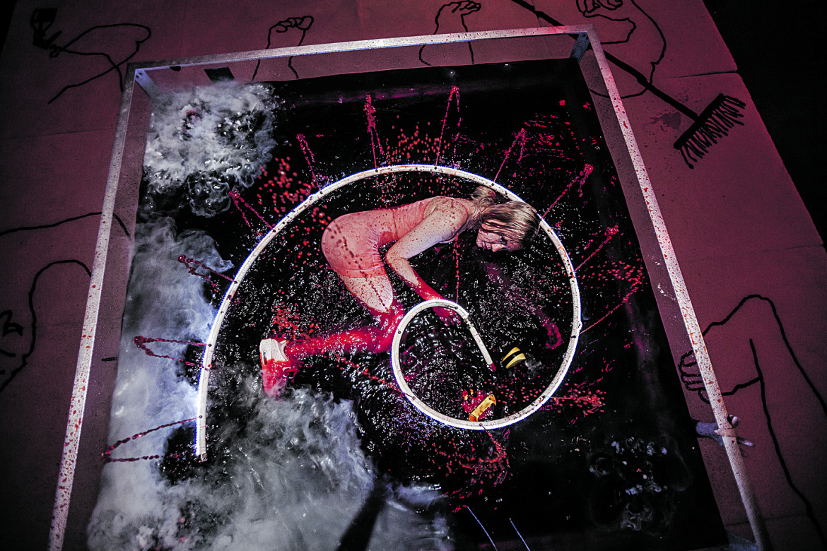 Maria Metsalu, Mademoiselle X performance view, with carpet by Merike Estna, 2017. Produced by Kanuti Gildi SAAL, foto di Alan Proosa